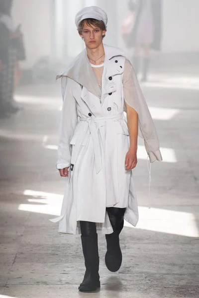 Look 18